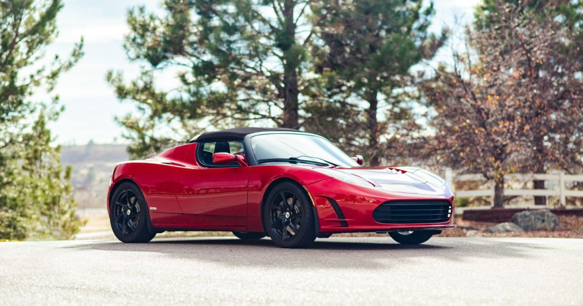 На продаж виставили суперкар Tesla Roadster із мізерним пробігом: за скільки його готові придбати