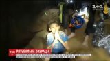 Дайверы зашли в пещеру в Таиланде, чтобы спасти последних детей и тренера