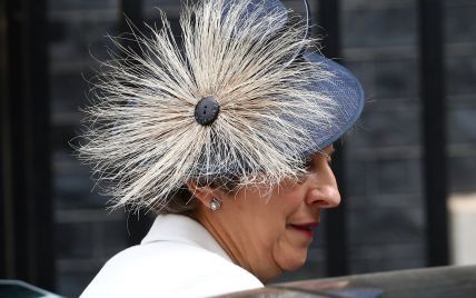 С глубоким декольте и в экстравагантной шляпе: Тереза Мэй в Вестминстерском аббатстве