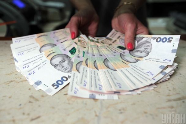 Грошові операції "ожили": українці почали нести більше готівки до банків