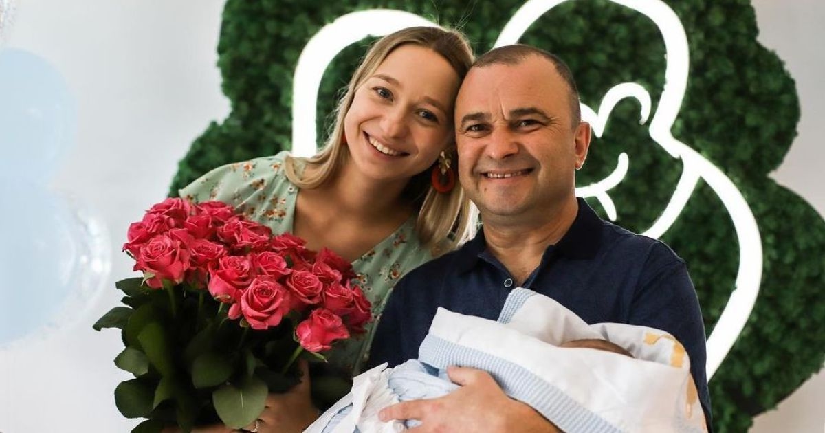 Жена Павлика умилила снимками выписки из роддома