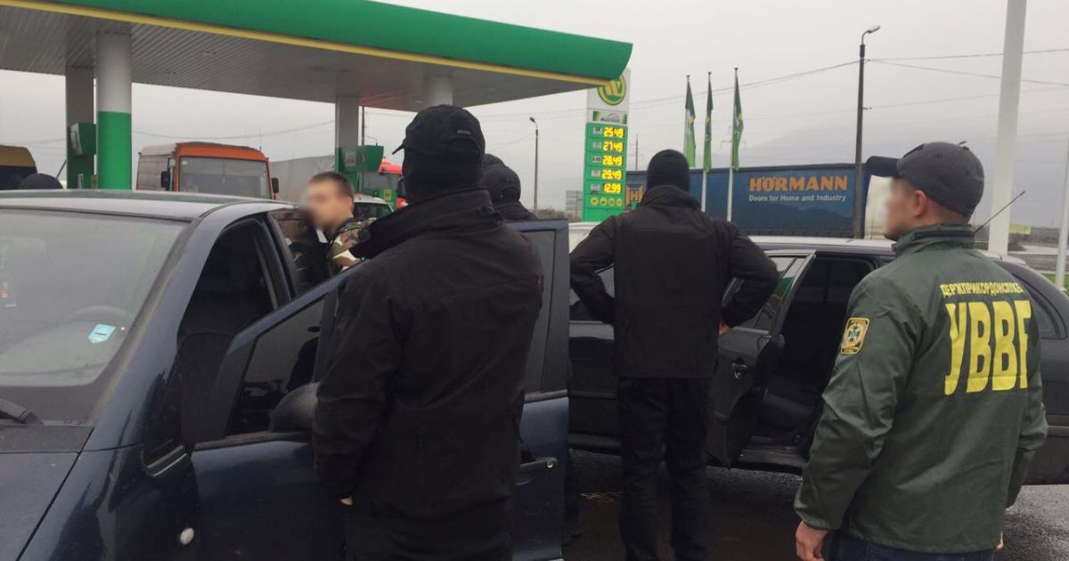 На Закарпатье пограничника задержали за взятку в 2 тысячи долларов