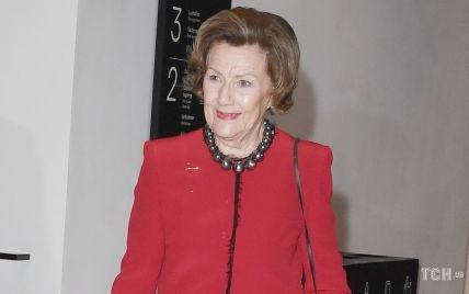 В красном жакете и классической юбке: 85-летняя королева Соня приехала на выставку