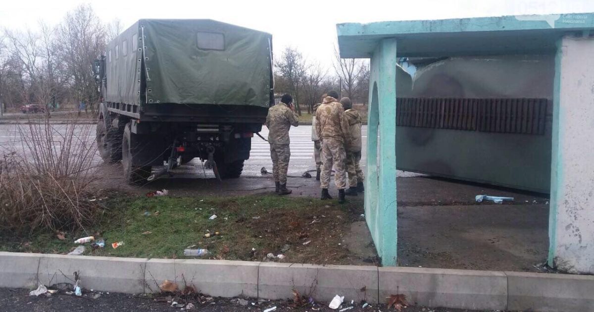 На Николаевщине прицеп военного грузовика влетел в остановку, есть погибшие
