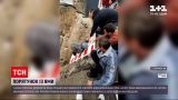 Новини України: у Києві перехожі визволяли літню жінку з викопаної комунальниками вирви