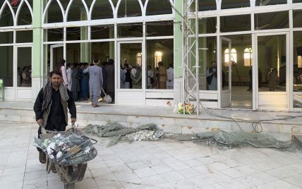 В Афганістані троє смертників підірвали себе в мечеті - загинули понад 60 людей