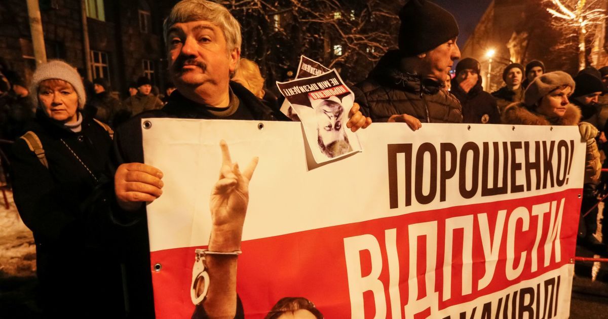 На Банковій серед прихильників Саакашвілі з’явилися молодики в чорних одностроях без розпізнавальних знаків