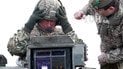 У шоломі та захисних окулярах: принц Чарльз проїхався верхи на БМП