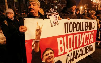 На Банковой среди сторонников Саакашвили появились молодчики в черной спецформе без опознавательных знаков