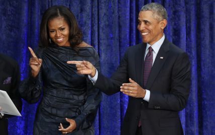  Супруги в портретной галерее: Барак Обама в классическом костюме, Мишель – в асимметричном платье