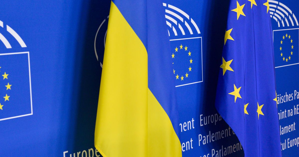 ЄС офіційно зняв санкції з Азарова та Ставицького