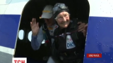 Німецька пенсіонерка стрибнула з парашутом, аби відзначити ювілей британської королеви Єлизавети