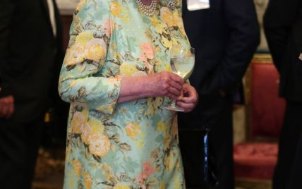 С новой прической и с бокалом: королева Елизавета II на приеме во дворце