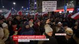 У Польщі люди організовують масові протести за відставку уряду