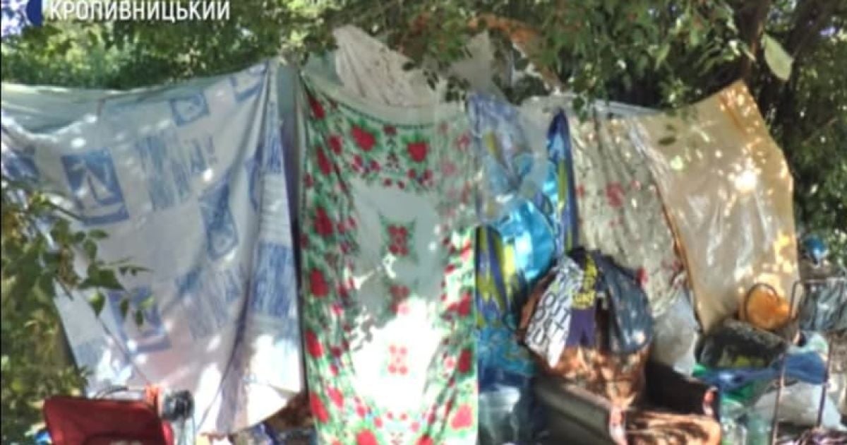 У Кропивницькому безпритульні облаштували наметове містечко біля сміттєвих баків: до притулку йти не хочуть