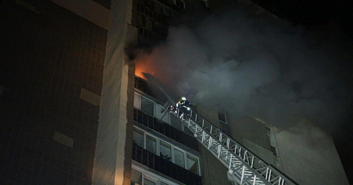 Рятувальники ліквідували пожежу у квартирі на Березняках у Києві