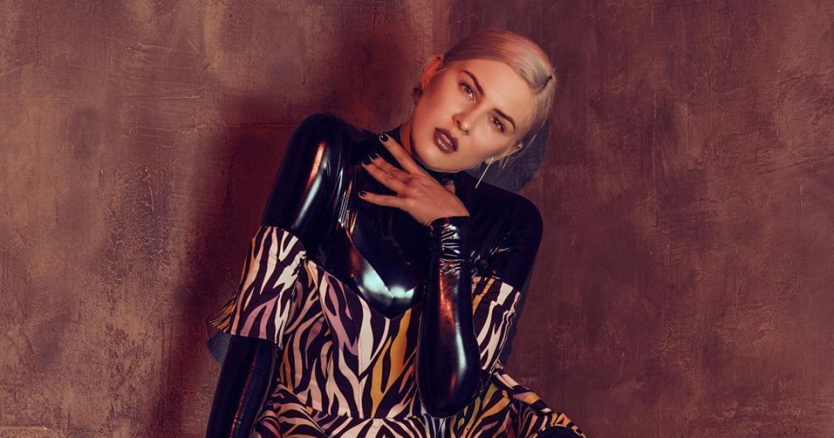 MARUV с синими волосами и в сетчатом комбинезоне выпятила пышные ягодицы