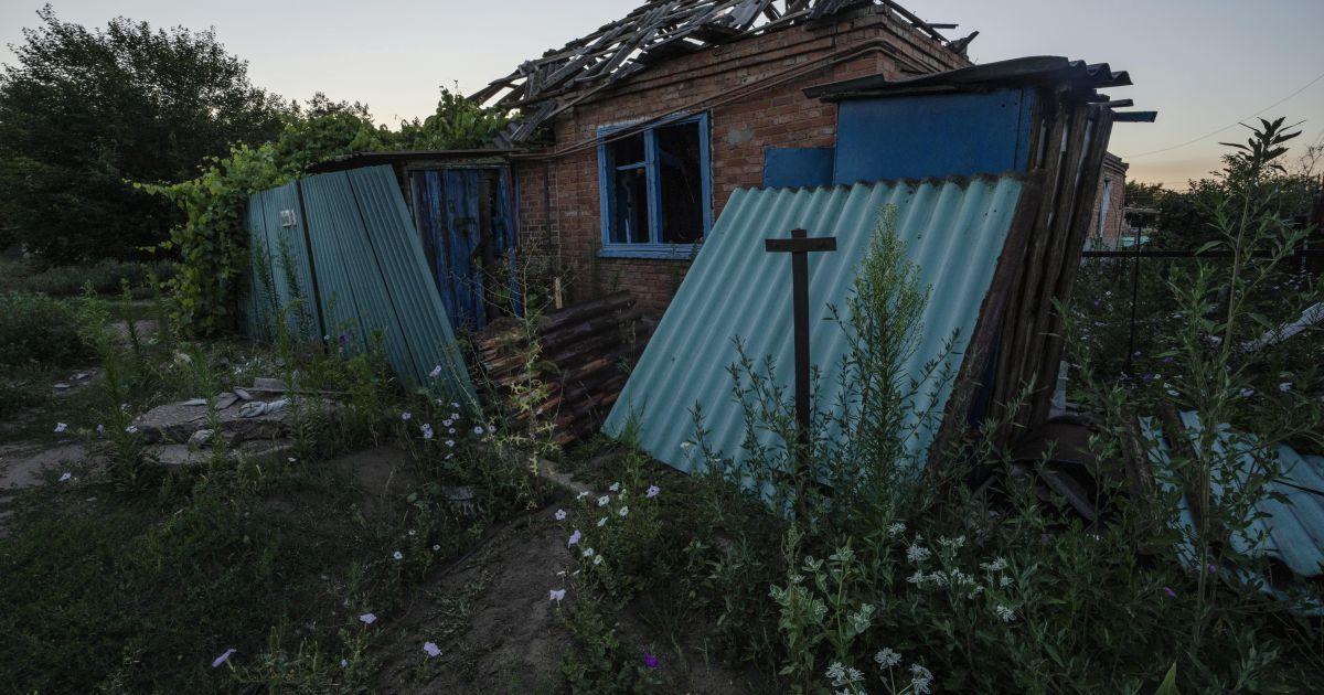Российская оккупационная армия ударила ракетами по селу Первомайское Харьковской области.