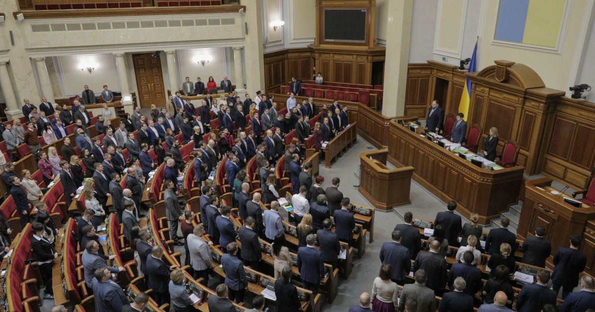 Часа вопросов к правительству не будет. Часть Рады аплодировала заявлению об отставке Гончарука