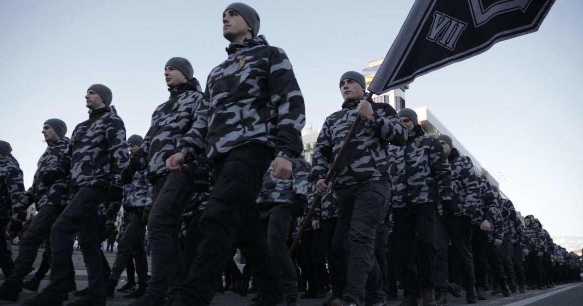 Более тысячи активистов Нацдружин устроили "второй раунд" пикета дома Гладковского