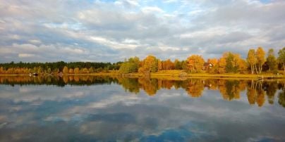 Чоловік знайшов сотні цінних речей і прикрас на дні озера – фото