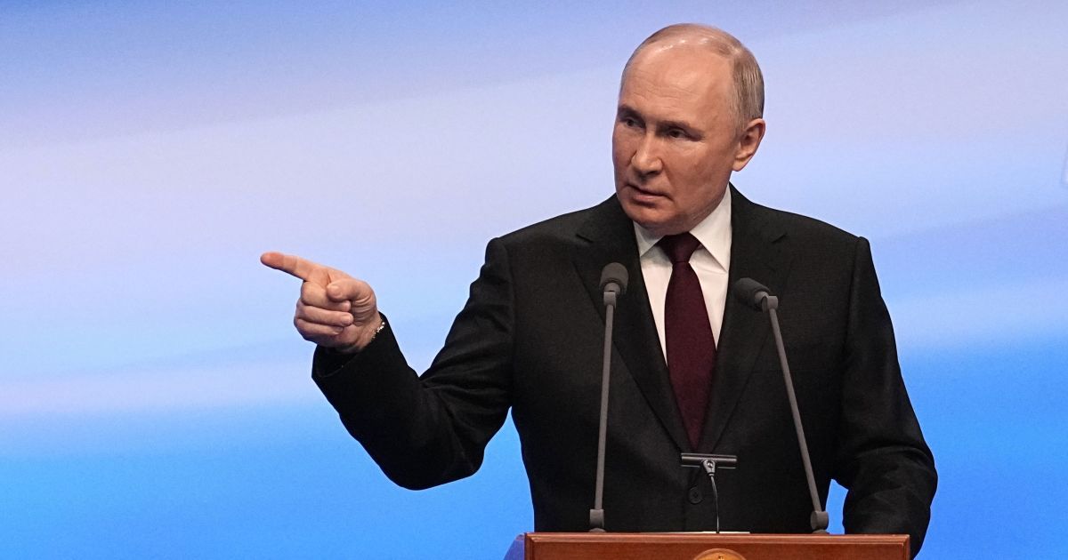 Президент России Владимир Путин во время выступления в своем избирательном штабе