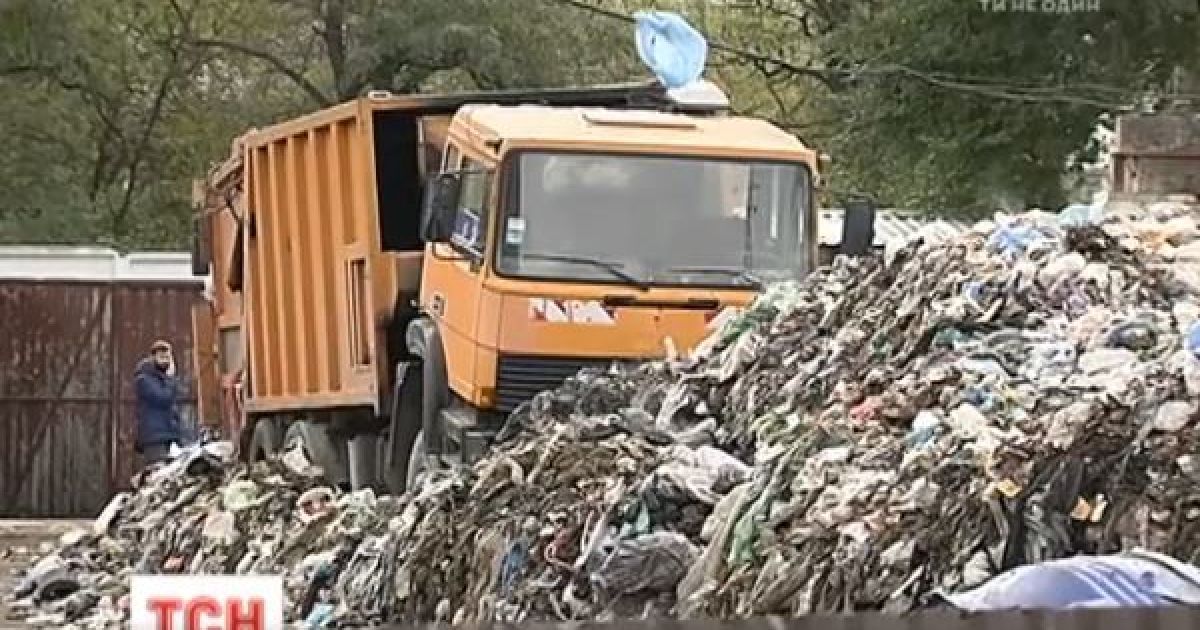Жители столичной Дарницы задыхаются от вони свалки, которую считают незаконной