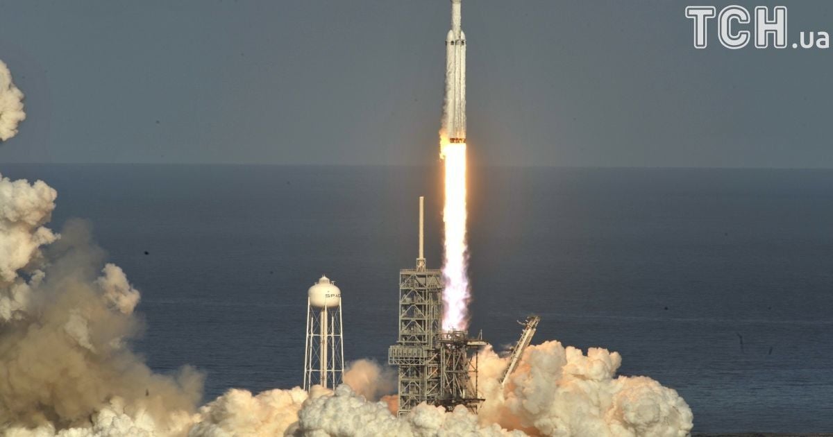 "Хороший трюк": в Роскосмосе запуск Falcon Heavy назвали "промоакцией"