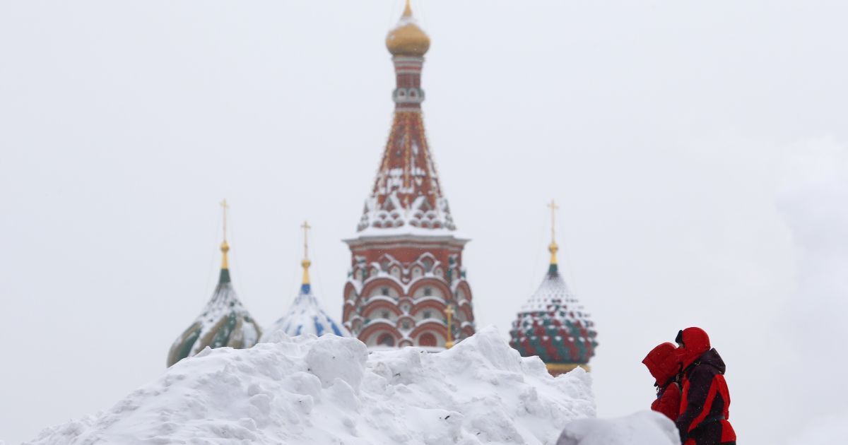 Москву засыпало снегом три дня 