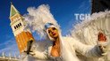 Шикарні вбрання та золоті маски. У Венеції офіційно стартував карнавал