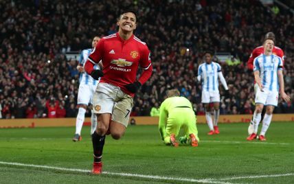 "Манчестер Юнайтед" уверенно переиграл "Хаддерсфилд" благодаря дебютному голу Санчеса