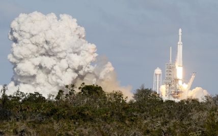SpaceX запустила ракету Falcon Heavy с личным автомобилем Маска