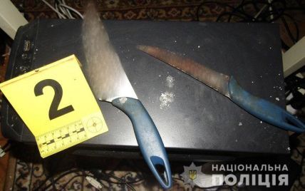 У Києві чоловік накинувся з ножами на 67-річного батька: фото