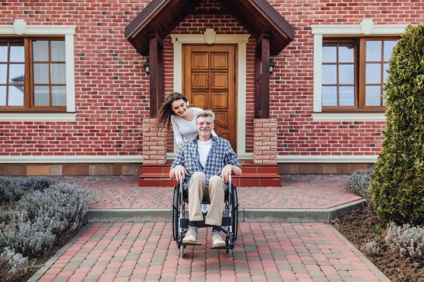 Женщина переехала в дом престарелых в 38 лет: "Лучшее решение в истории"