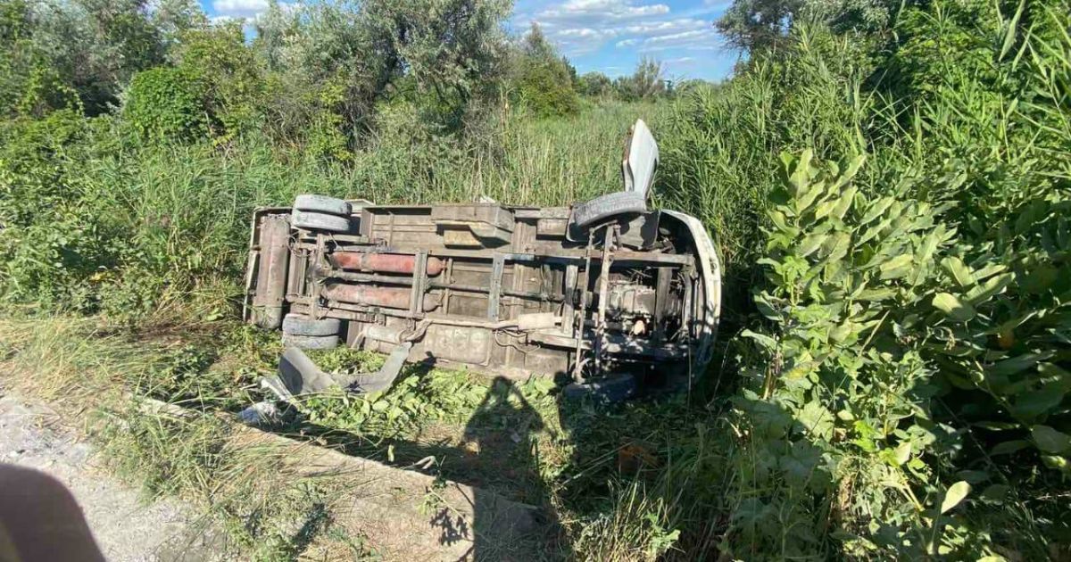 В Днепропетровской области перевернулась маршрутка: 15 пассажиров доставлены в больницу, водитель скрылся