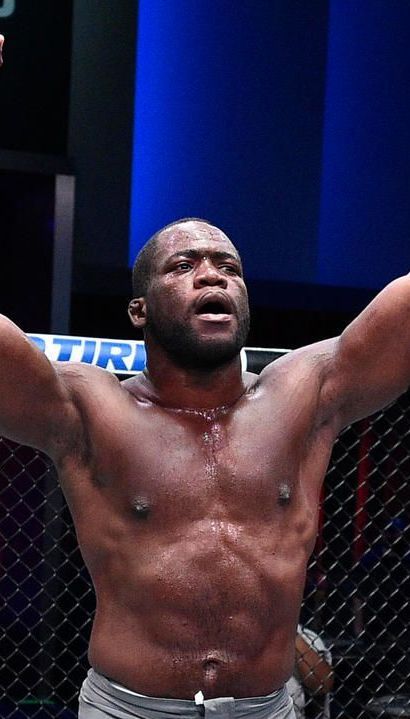 Камерунский боец "вырубил" соперника жутким ударом и напугал главу UFC (видео)