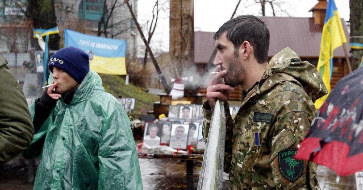 Люди йдуть в центр Києва вшановувати героїв Небесної сотні / © УНІАН