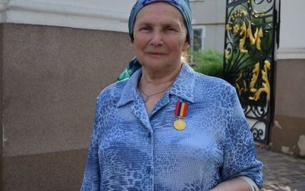 Филарет наградил 82-летнюю бабушку, которая каждый день вяжет носки, чтобы помочь бойцам АТО