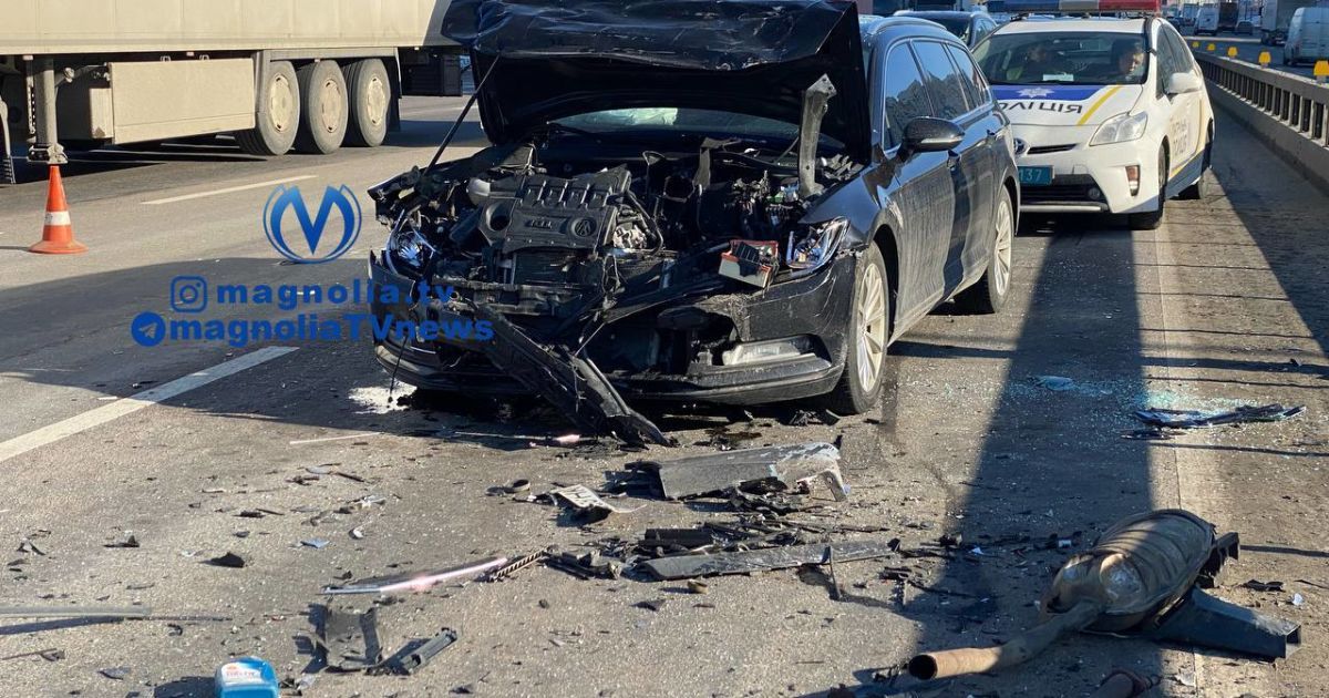У Києві на проспекті Бажана зіткнулися чотири автівки