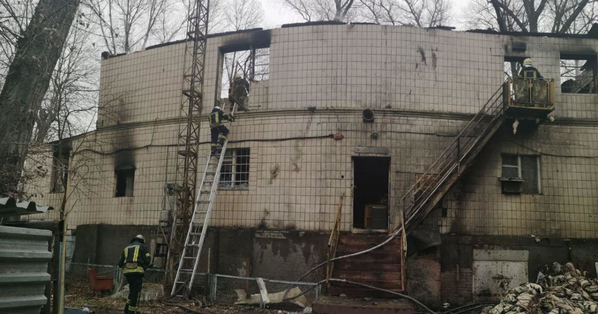 В Киеве двое людей погибли в пожаре на заброшенной базе отдыха