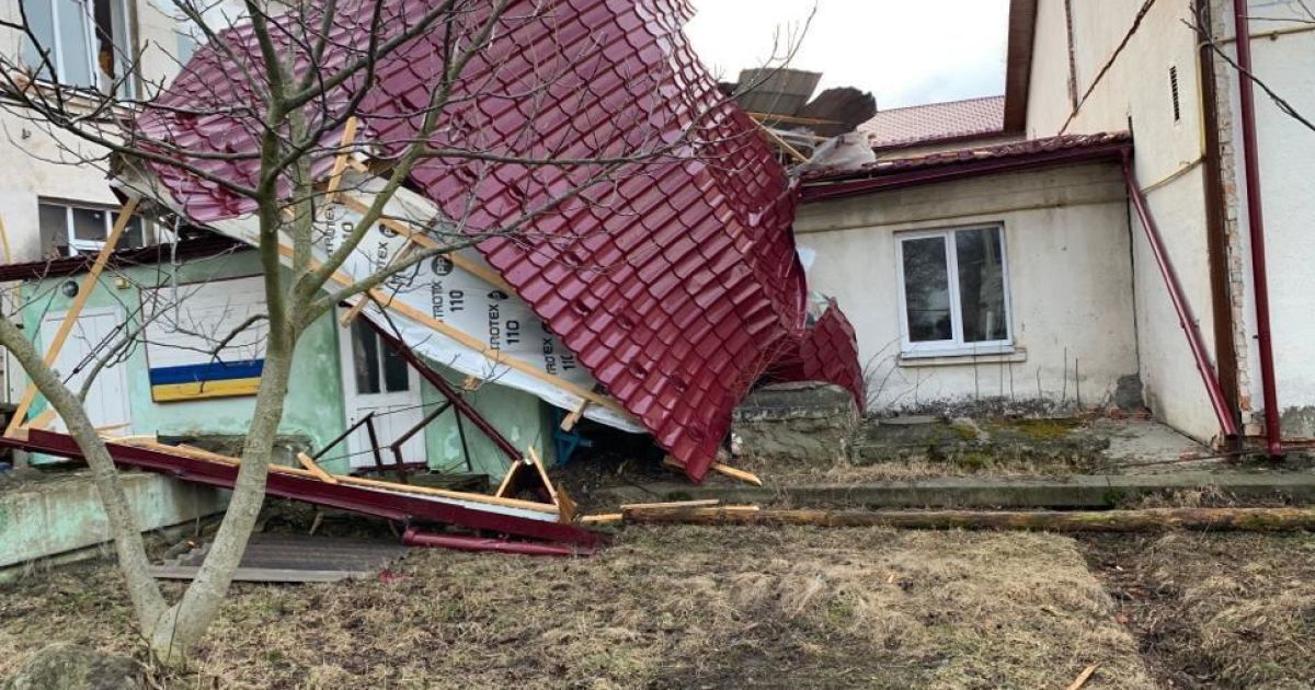 Буревій на Буковині зніс покрівлі кількох шкіл та знеструмив населені пункти