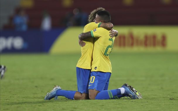 Гуга и Додо обнимаются после матча / © Associated Press