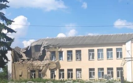 Российский вертолет обстрелял ракетами школу в Сумской области: фото
