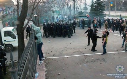 В результате столкновений с болельщиками в Мариуполе пострадали 9 полицейских