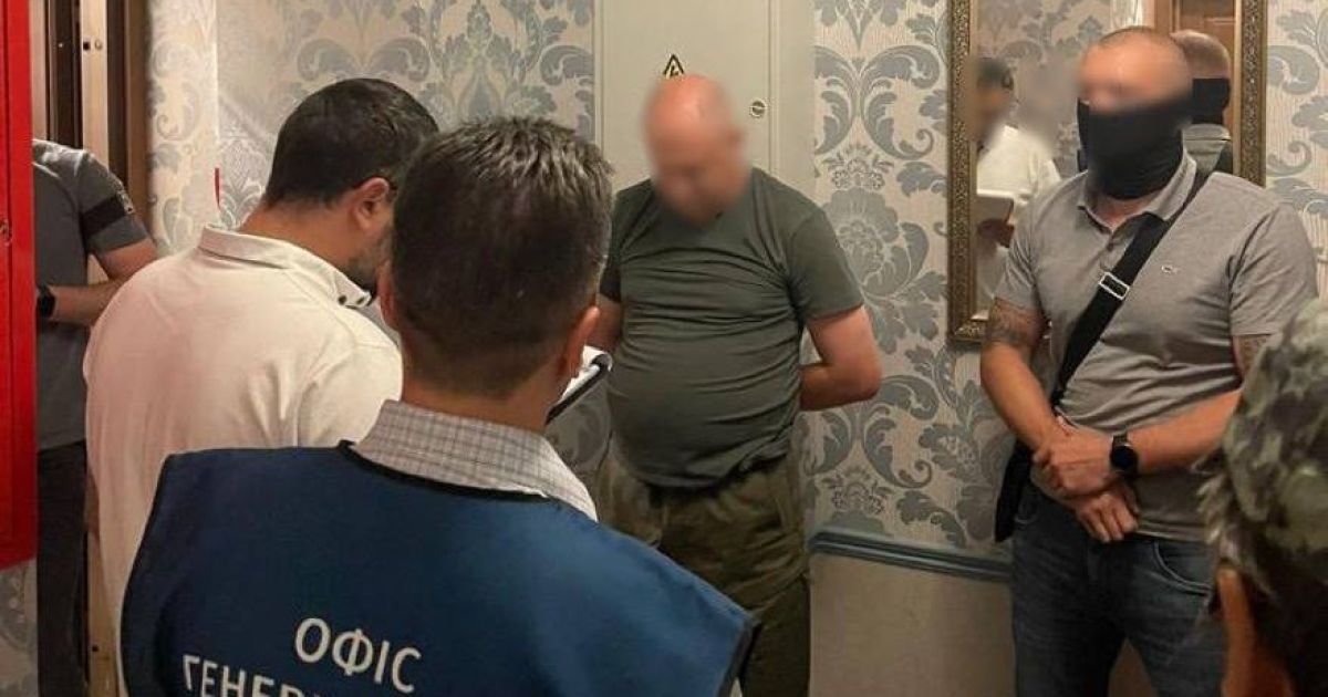 Викрито посадовця КМВА, який за гроші допомагав чоловікам виїхати з України