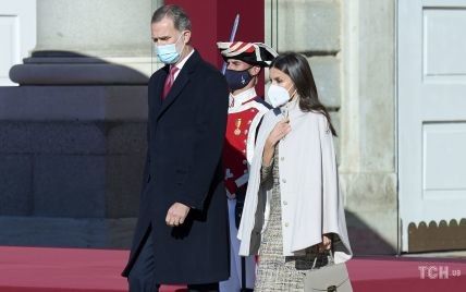 У твідовій сукні та білому пальті: королева Летиція з чоловіком Філіпом вітали президента Італії