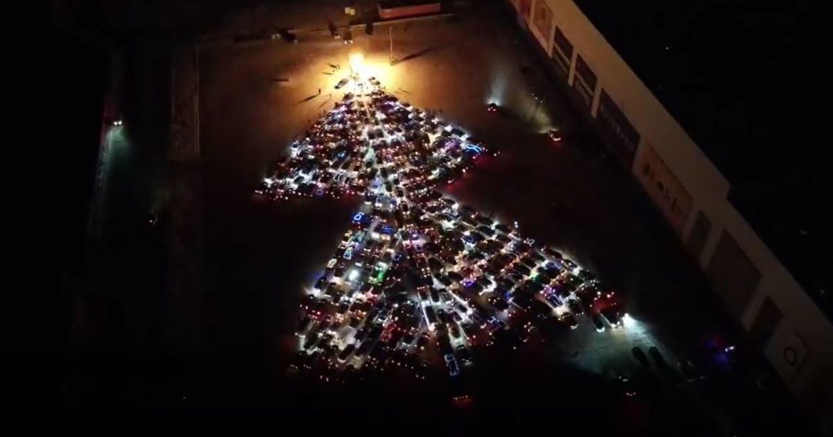 Автомобілісти створили яскраву новорічну ялинку з машин у Києві (відео)