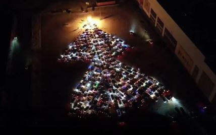 Автомобилисты создали яркую новогоднюю елку из машин в Киеве (видео)