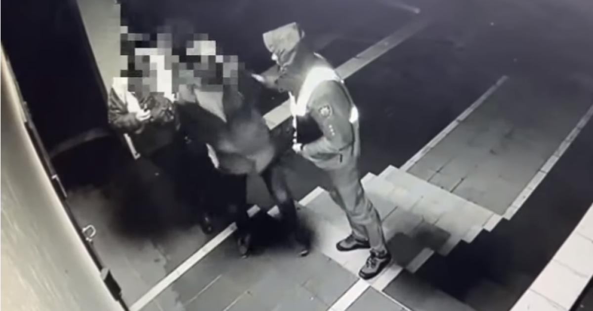Под Киевом пьяный мужчина ударил головой в лицо копа прямо в отделе полиции: видео