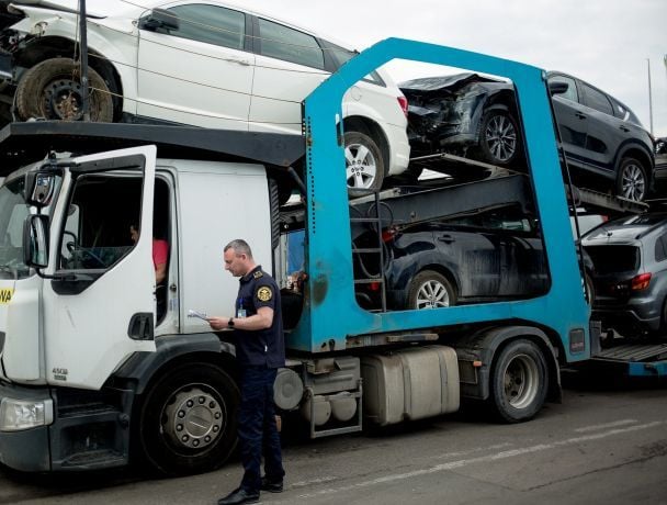 В Україні просять дозволити безкоштовне розмитнення авто — петиція